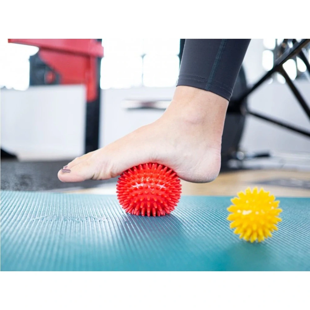KINE-MAX MASÁŽNÍ MÍČEK JEŽEK 6CM - ČERVENÝ